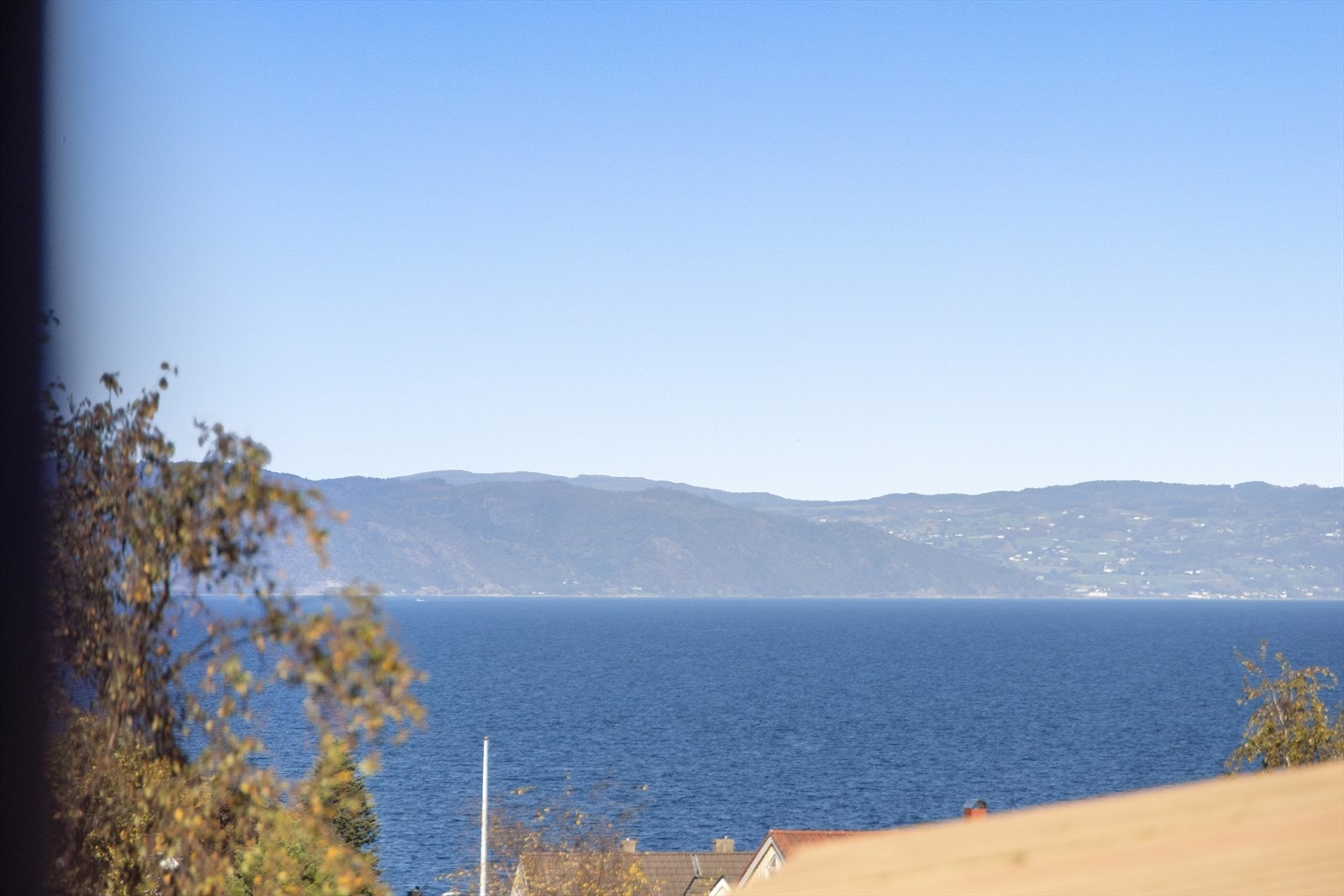 Fjordutsikt fra balkong (zoomet). Galleribilde