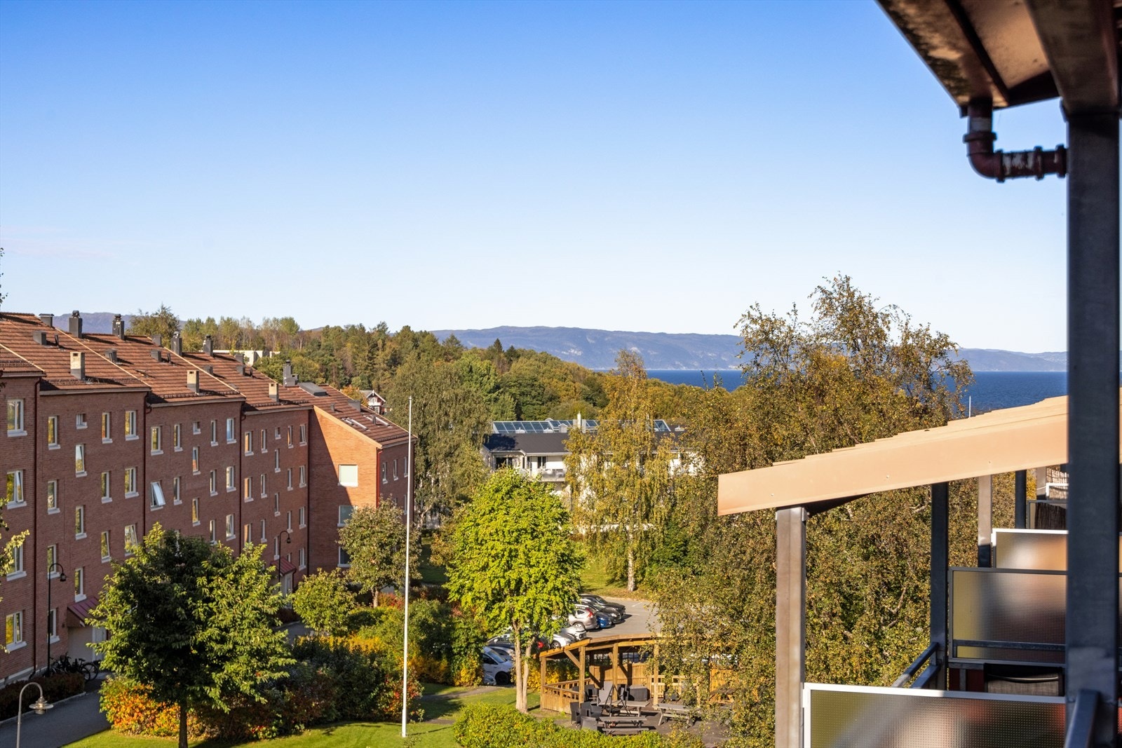 Fra balkongen har du utsikt mot fjorden. Galleribilde