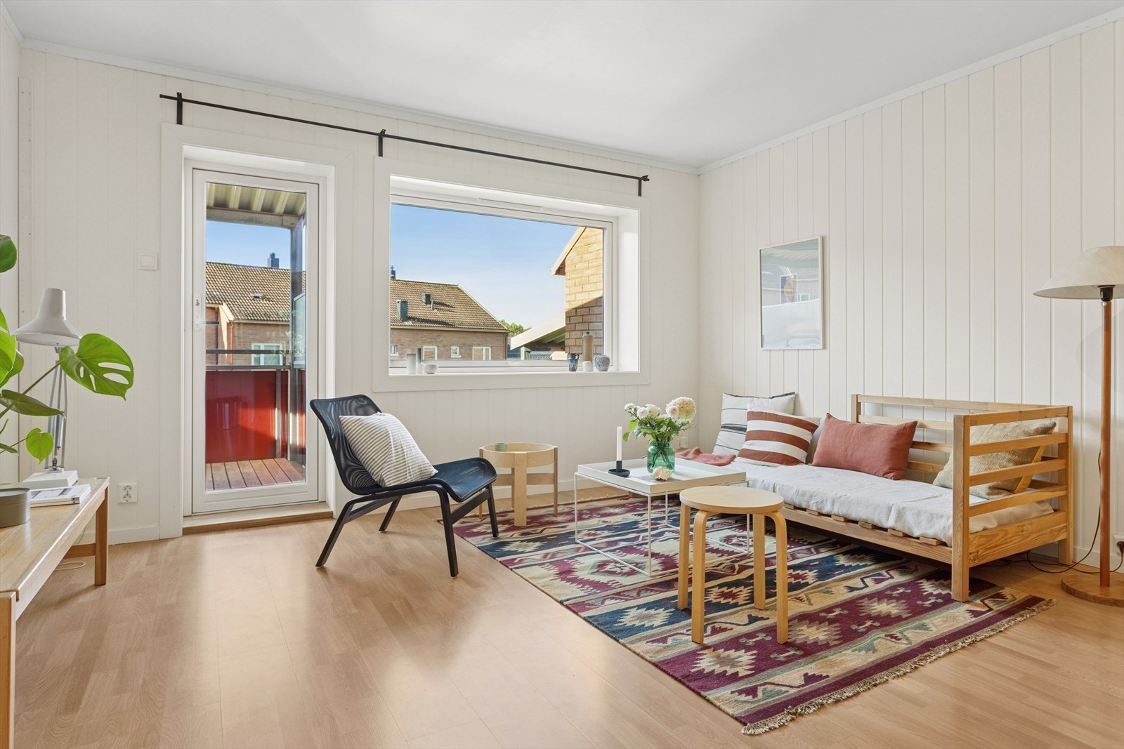 Fra stuen er det utgang til en solfylt og koselig balkong. Galleribilde