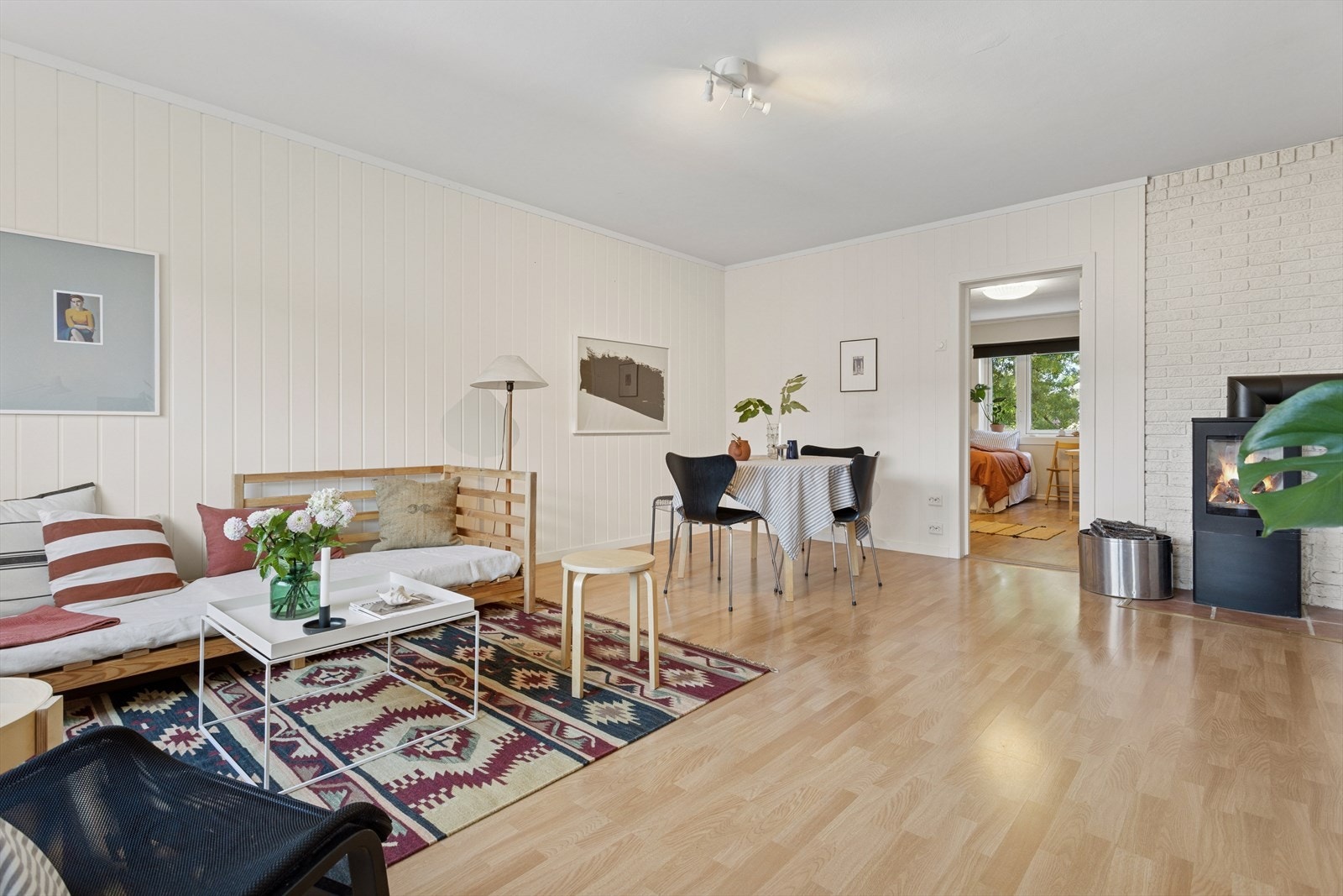 På stuen er det god plass til både sofagruppe og spisebord. Galleribilde