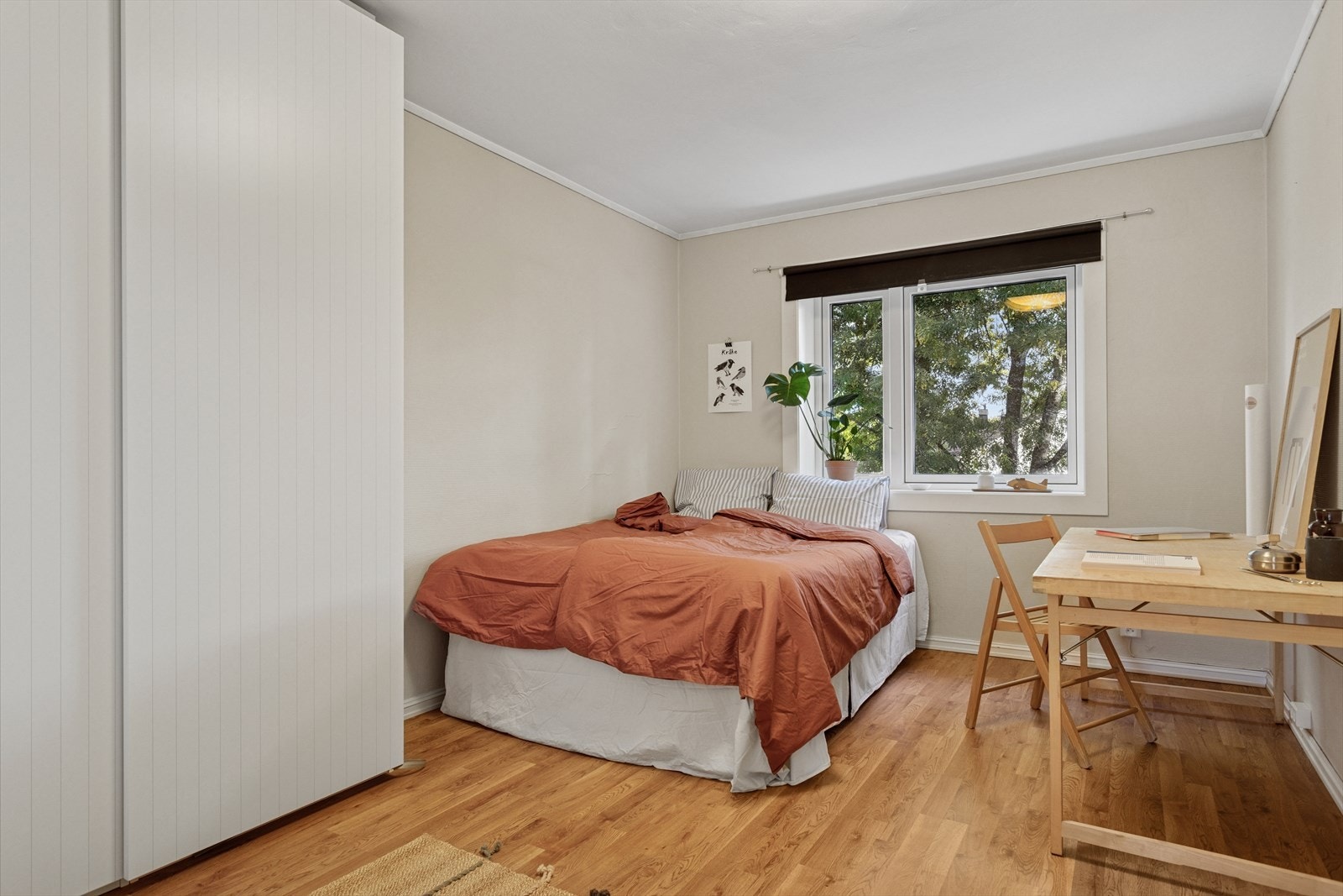 Det største soverommet er ca. 13,6 m² og har god plass til både dobbeltseng og kontorpult. Galleribilde