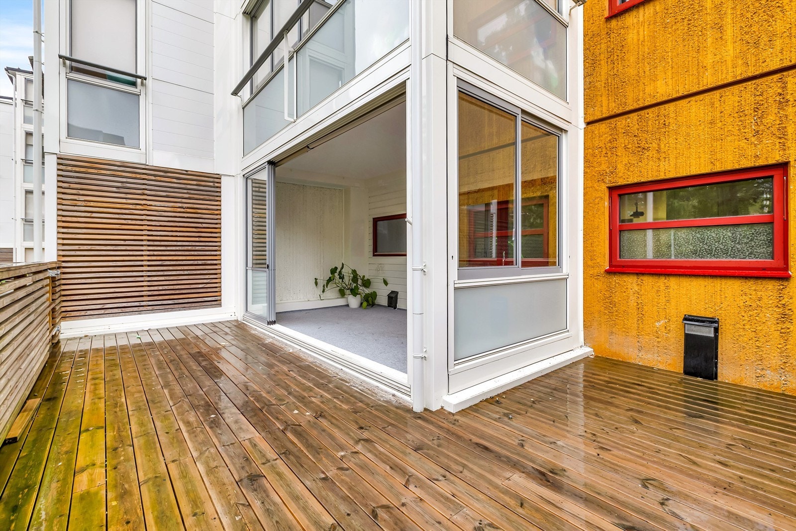 Innglasset veranda og stor terrasse Galleribilde