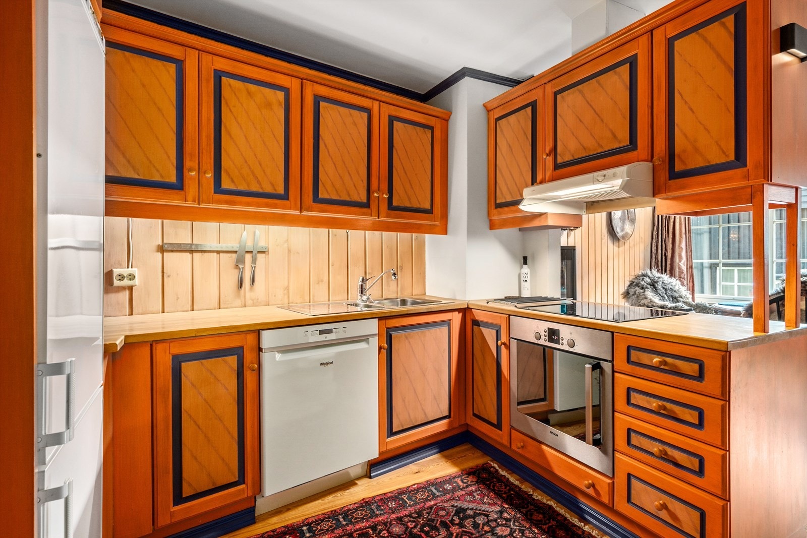 Kjøkkenet har profilerte fronter og benkeplate i heltre. Galleribilde