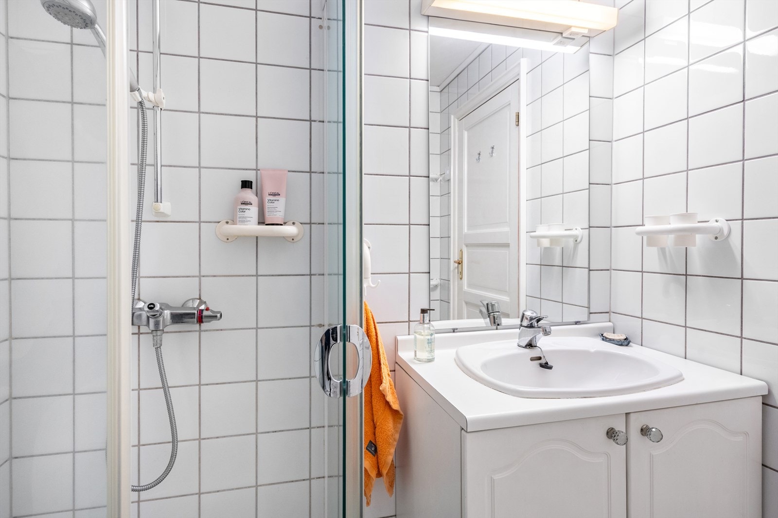 Delikat bad, flislagt med varmekabler i gulvet. Galleribilde