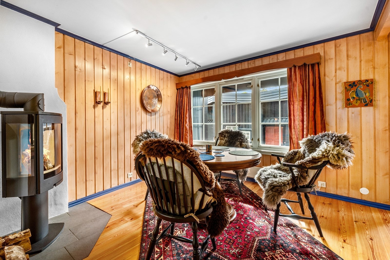 Koselig spisestueløsning med moderne peis. Galleribilde