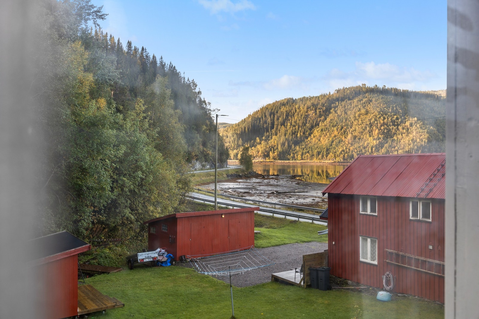Fra soverommet er det utsikt til sjøen Galleribilde