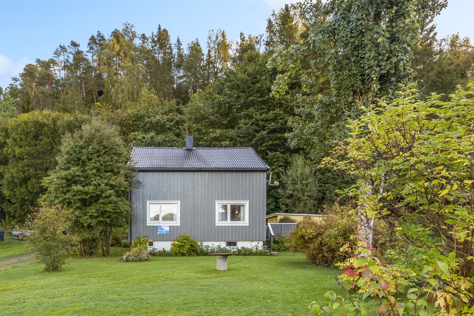 Landlig beliggende enebolig med uthus. Ca 5 min kjøring fra Vellamelen sentrum. Galleribilde