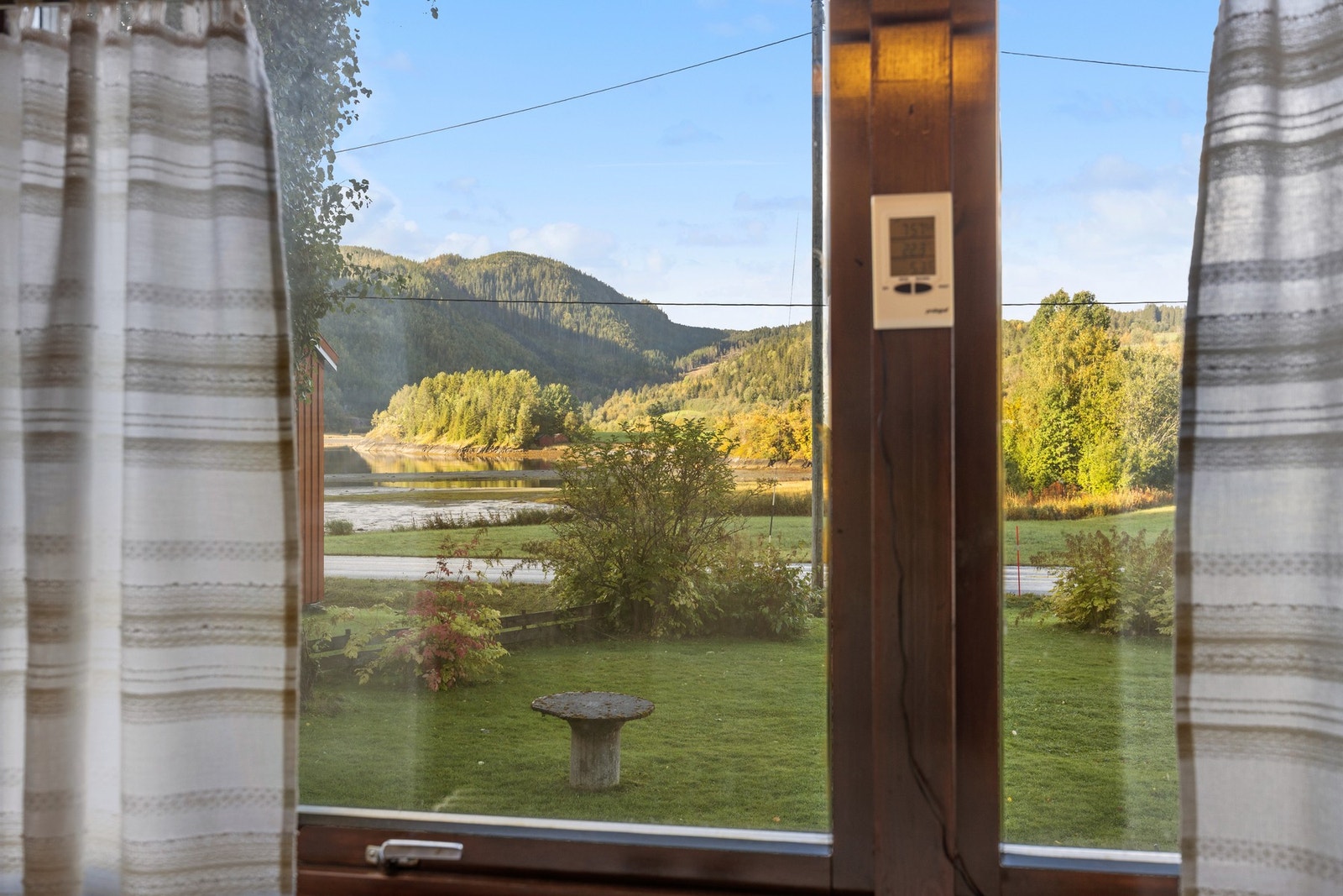 Fra kjøkkenet har man utsikt til sjøen! Galleribilde