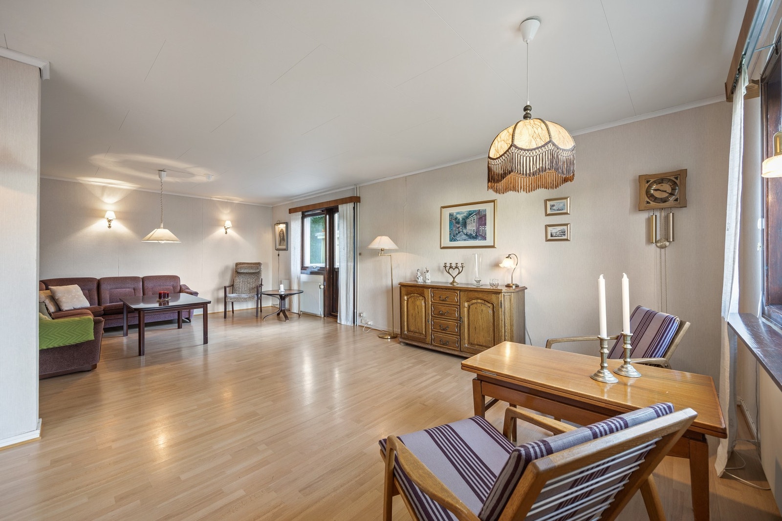 Stue og kjøkken måler til sammen ca 40 kvm Galleribilde