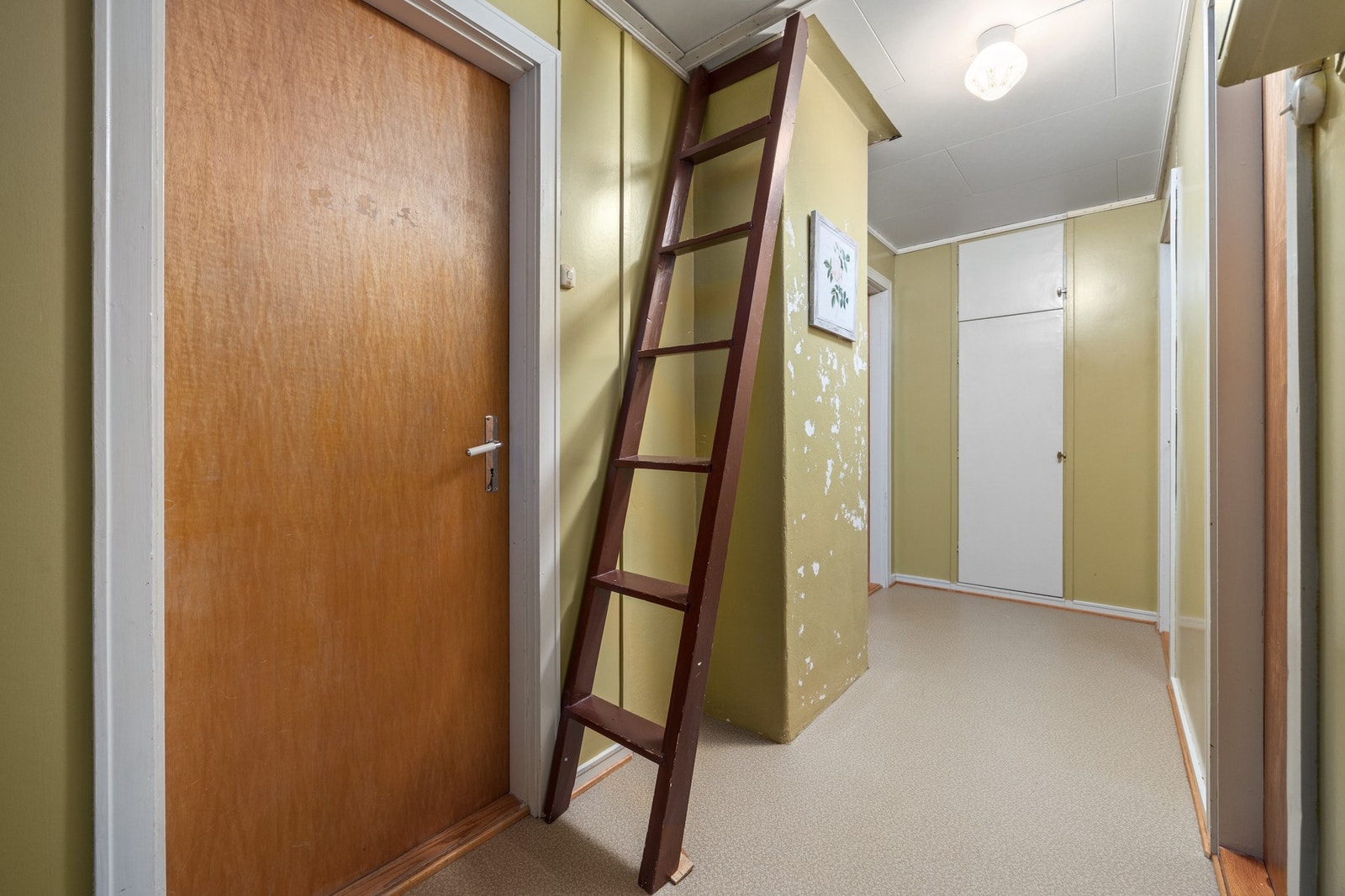 Gang i 2. etg - ca 8,5 kvm. Dør inn til tre soverom, bod og bad. Galleribilde