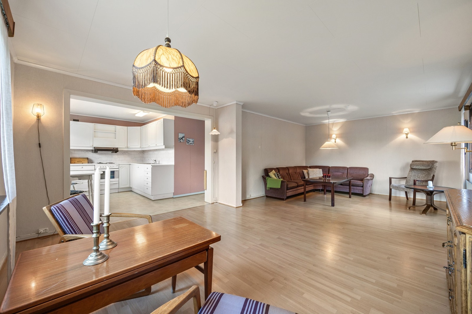 Det er god plass til både sofa og spisestuemøbel i stuen Galleribilde