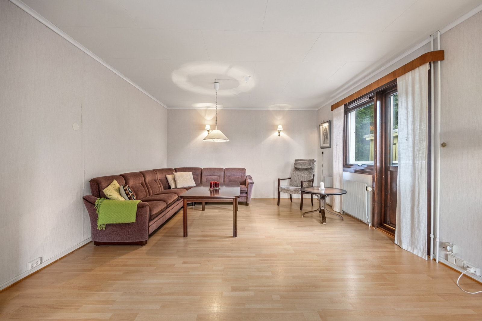 Boligen har oppvarming fra elektrisitet og vannbåren varme via eldre oljefyranlegg med radiatorovner, ombygd på 90-tallet med el-koble. Galleribilde