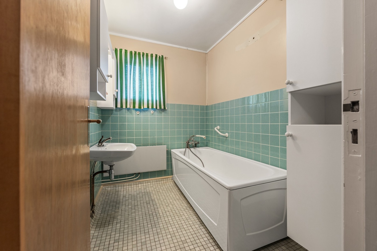 Bad - ca 4 kvm. Utstyrt med badekar og servant Galleribilde