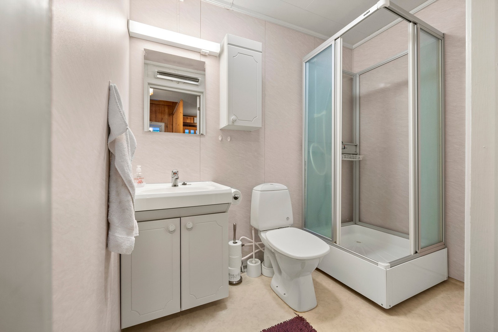 Bad - ca 3,5 kvm. Utstyrt med servantskap, toalett og dusjkabinett Galleribilde