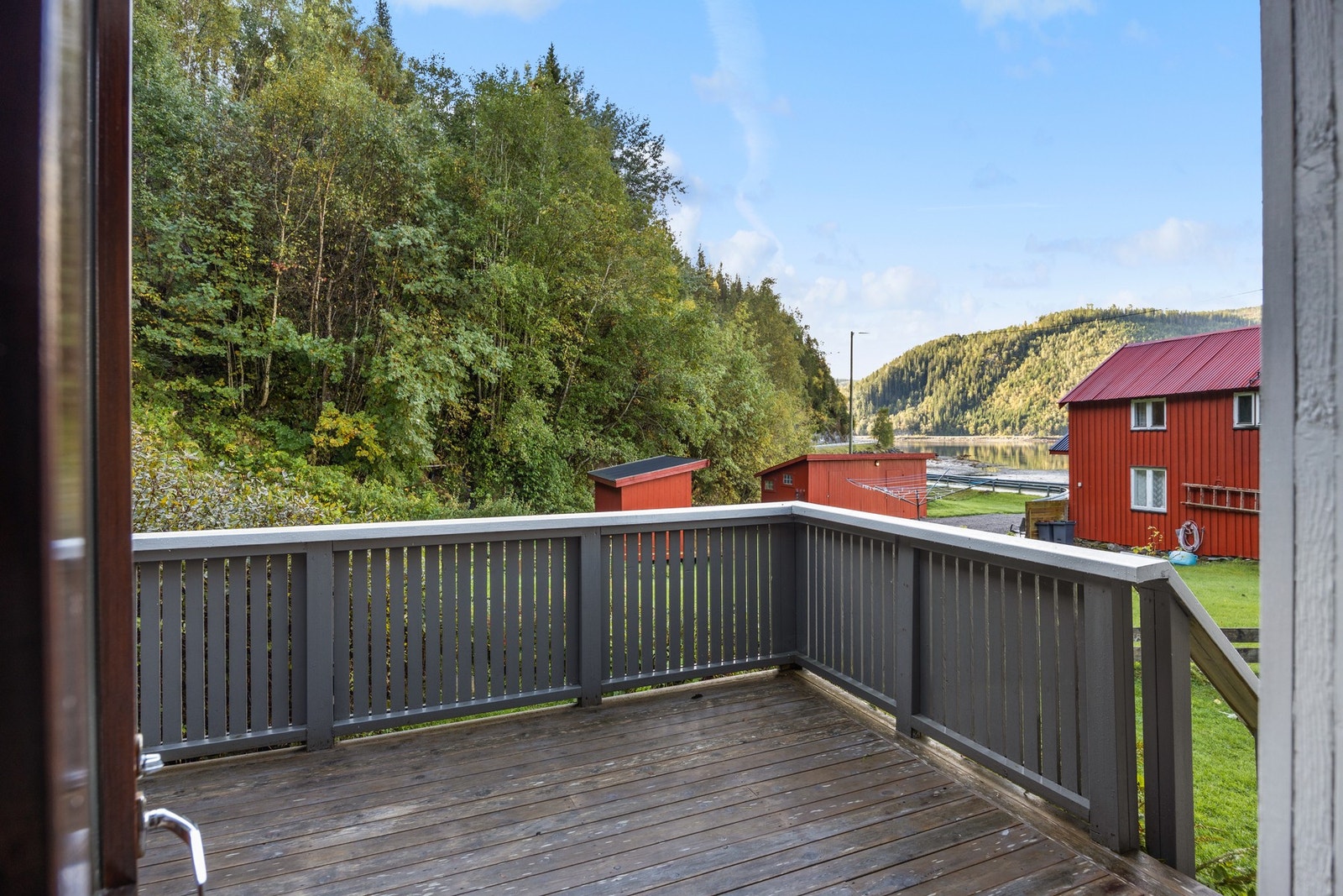 Fra stuen er det utgang til terrasse med sjøutsikt Galleribilde