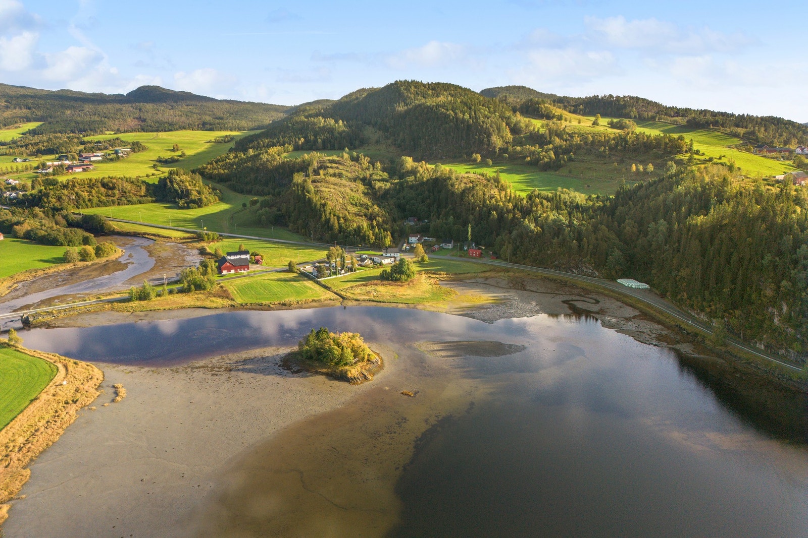 Her bor du trygt og landlig, med kort vei til sjøen, turområder og øvrige fasiliteter. Galleribilde