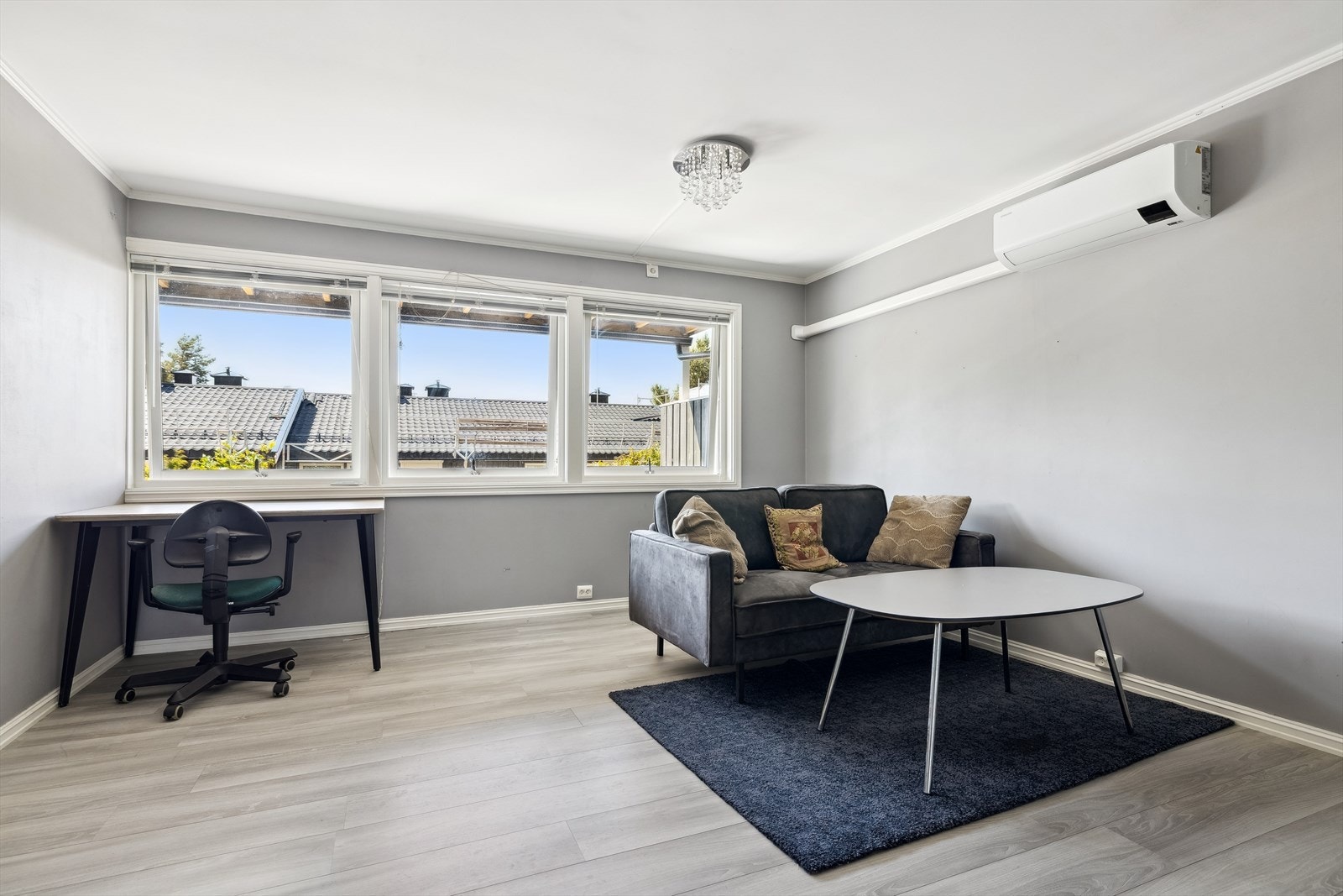 Stuen har store vindusflater som sikrer godt med naturlig lys! Galleribilde