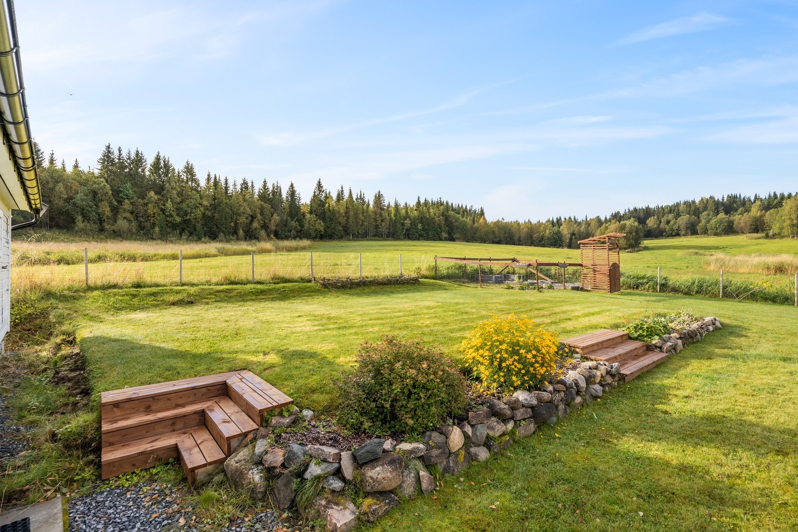 Tomten er lett skrånende med steinbed og trapp som gir sømløs overgang over ulike nivå Galleribilde