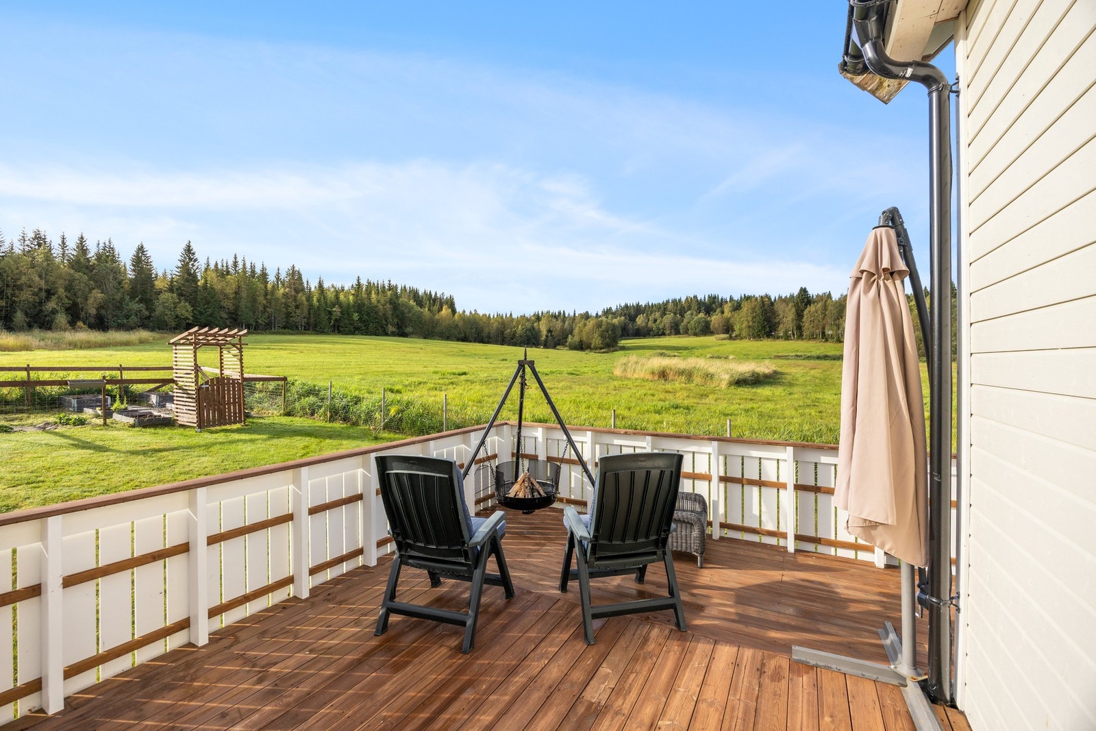 Her kan man nyte utsikt over sjarmerende tomt og ut over landskapet Galleribilde