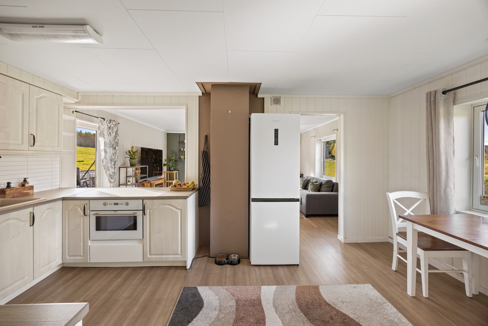 Åpent mellom stue og kjøkken Galleribilde