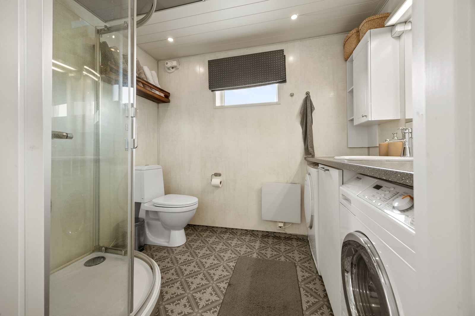 Bad/vaskerom - 4,5 kvm. Utstyrt med dusjkabinett, toalett, servant og opplegg for vaskemaskin Galleribilde