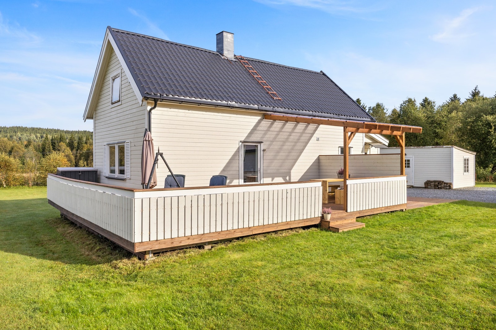Pent opparbeidet og solrikt terrasseområde! Galleribilde