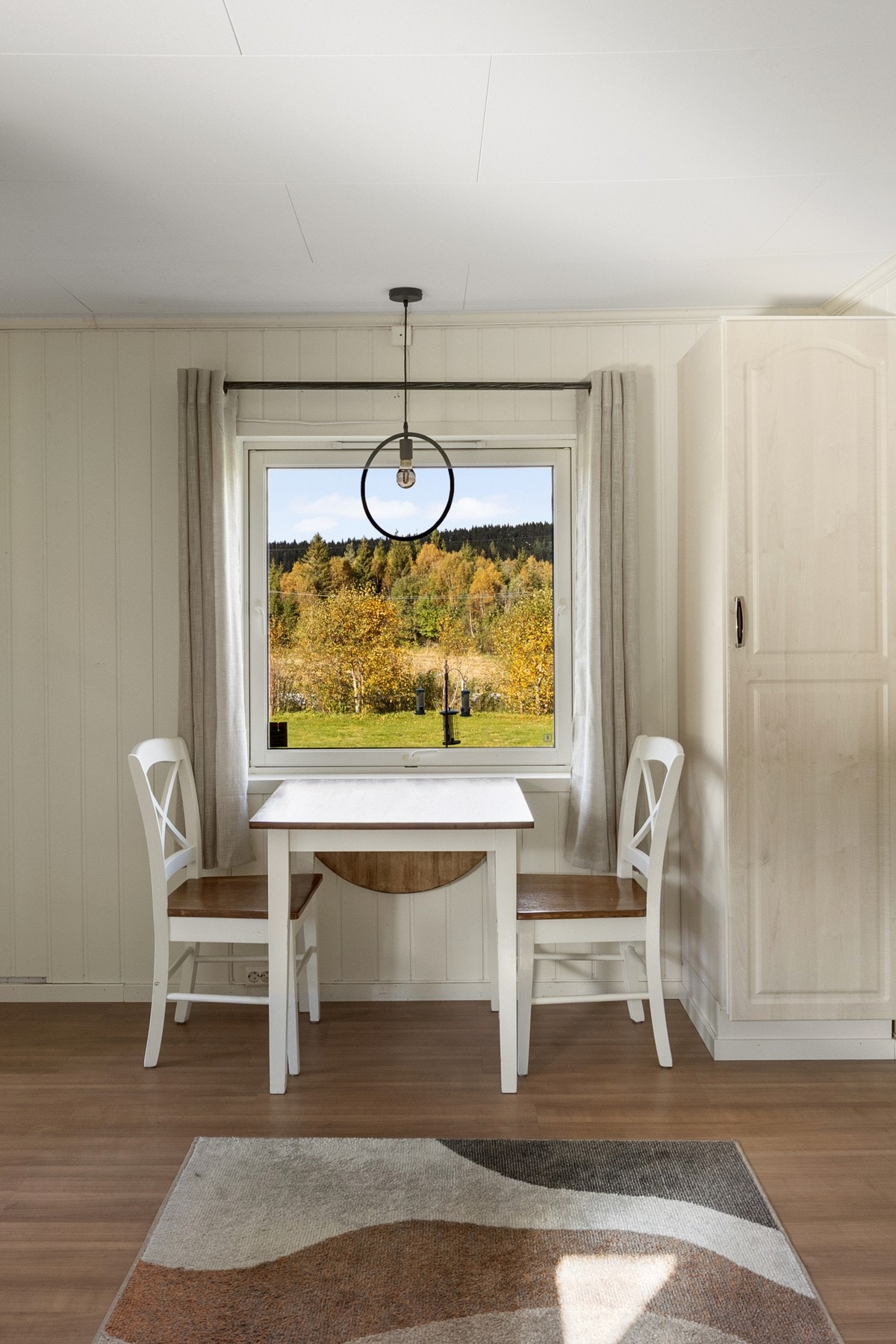 Spisebord ved vinduet Galleribilde