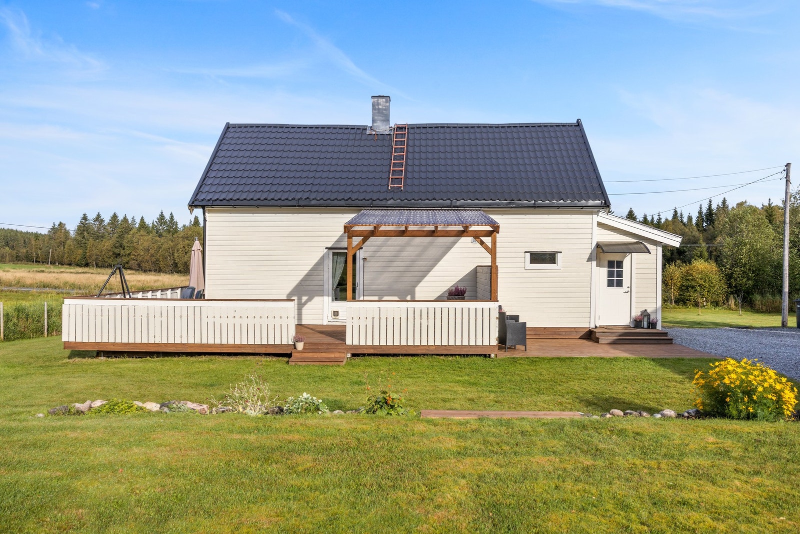 Ny taktekking og renner i 2016, samt ny bordkledning samme år. Etterisolert 5 cm. Galleribilde