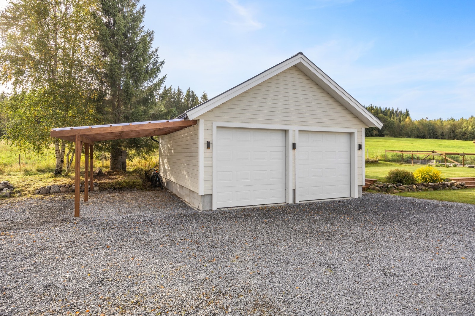 Garasje - 40 kvm, med tilbygd carport. Galleribilde