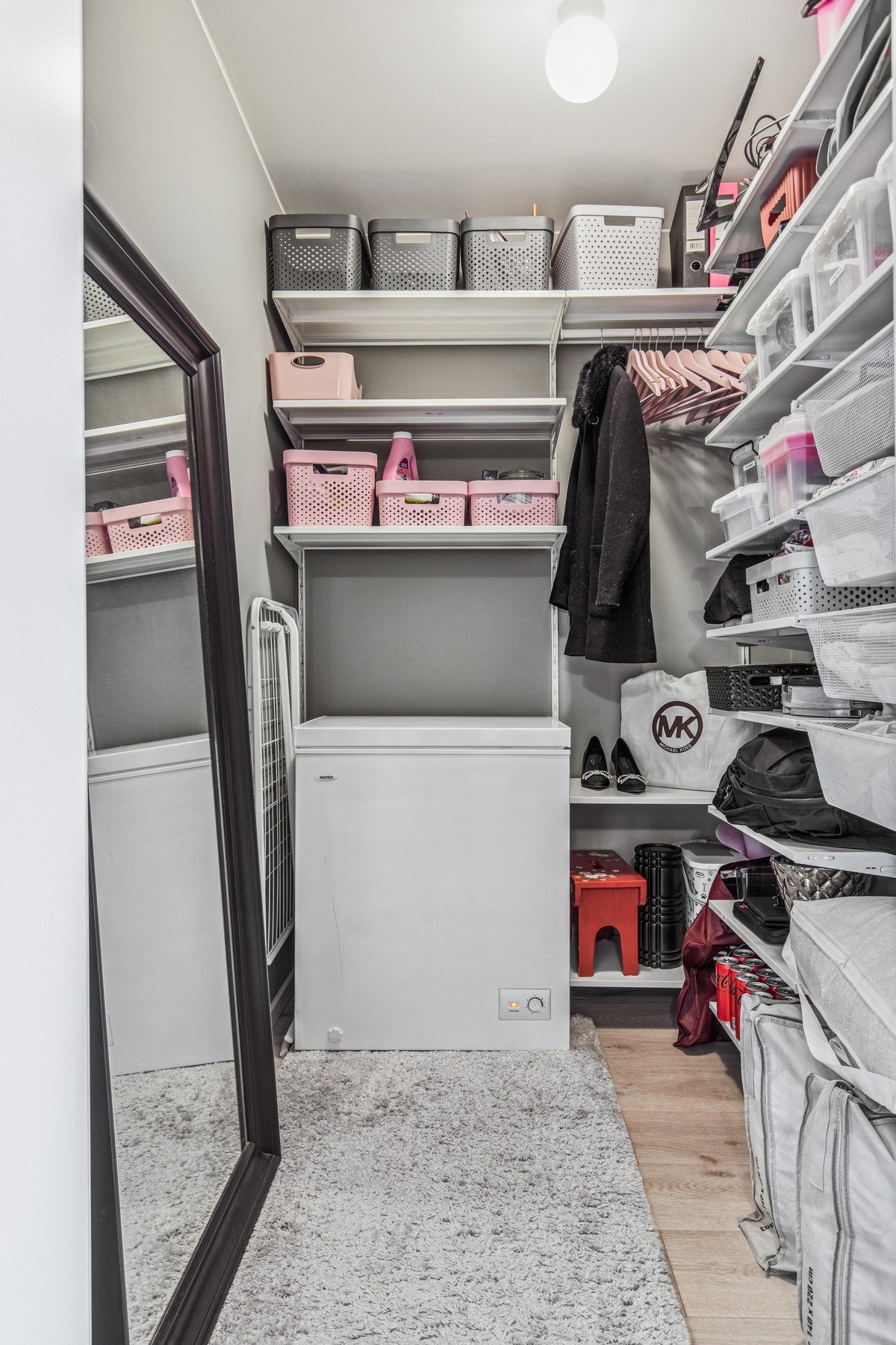 Praktisk innebod tilknyttet gangen for ekstra oppbevaring. Galleribilde