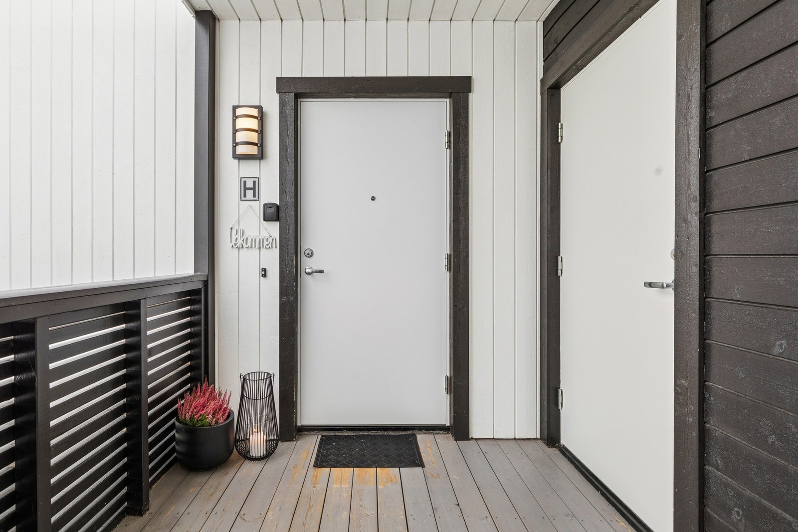 Trivelig inngangsparti inviterer deg inn i leiligheten. Leiligheten har tilgang på en utebod som ligger rett ved inngangsdøren til leiligheten. Galleribilde