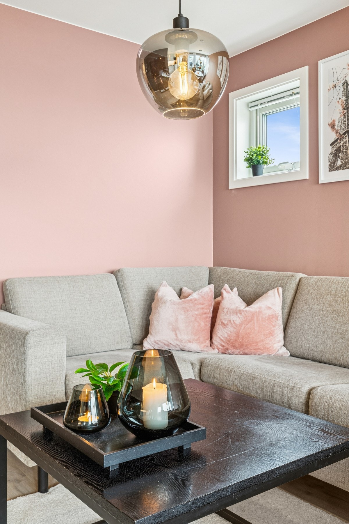 Pen vegghengt taklampe som medfølger leiligheten. Galleribilde