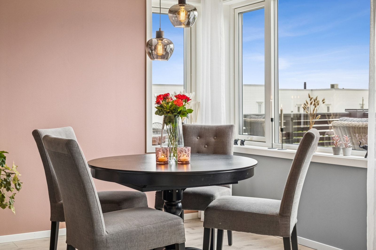 Store vindusflater slipper inn rikelig med naturlig lys. Det er plass til å innrede med spisebord og stoler i stuen. Galleribilde