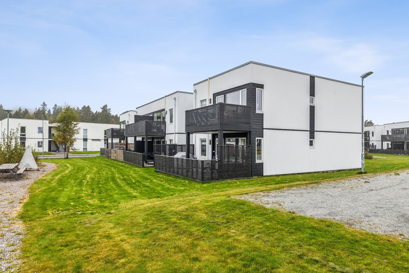 Boligen har en flott og barnevennlig beliggenhet på Lyngåsen, i et nyetablert og barnevennlig boligfelt på Holter i Nannestad kommune. Galleribilde