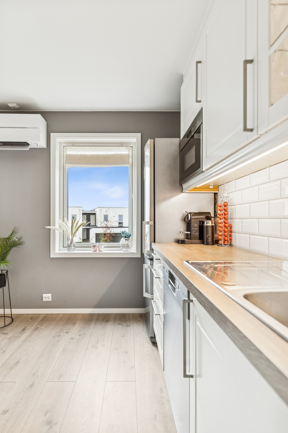 Vinduet på kjøkkenet gjør rommet ekstra lyst og luftig. Galleribilde