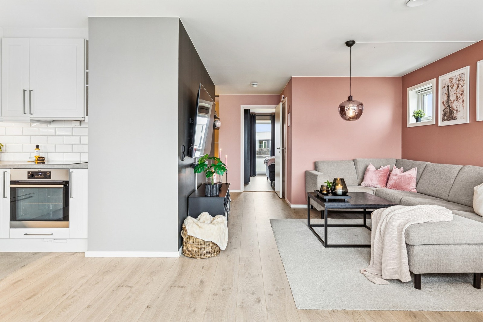 Velkommen inn! Stuen ligger i åpen løsning mot kjøkkenet. Her har du god plass til sofa, stuebord, spisebord, stoler, tv- og benk. Galleribilde