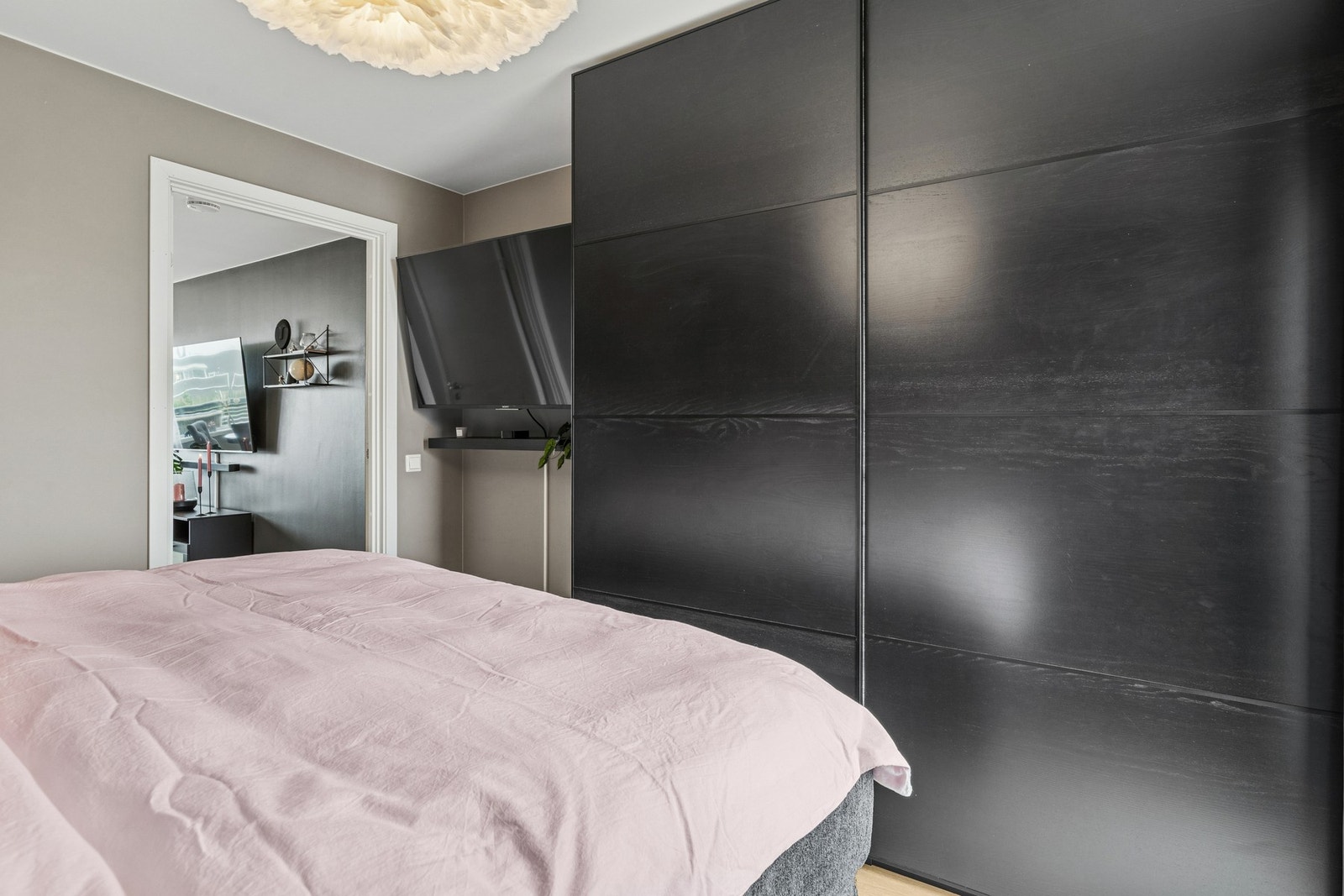 Begge rom har god plass til seng og garderobeløsning. Galleribilde