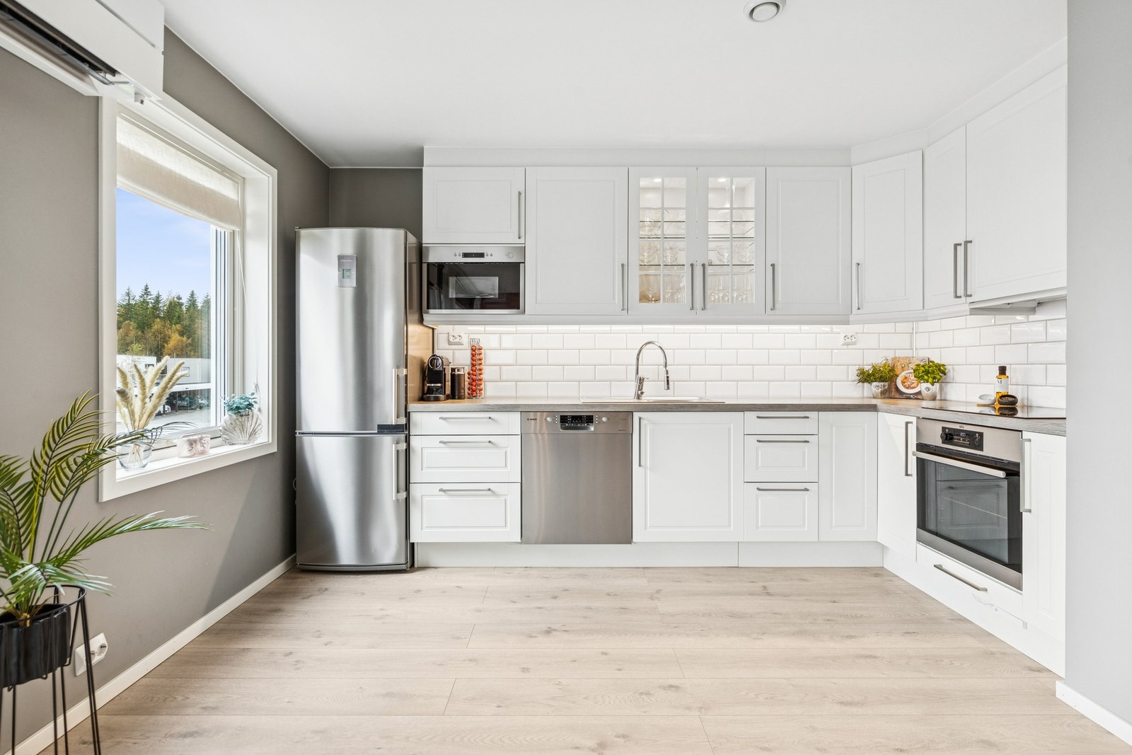 Kjøkkenet har frittstående kjøleskap som medfølger leiligheten. I tillegg er det innfelt oppvaskmaskin, integrert komfyr med nedfelt induksjonstopp og mekanisk kjøkkenventilator tilknyttet avtrekkskanal. Galleribilde