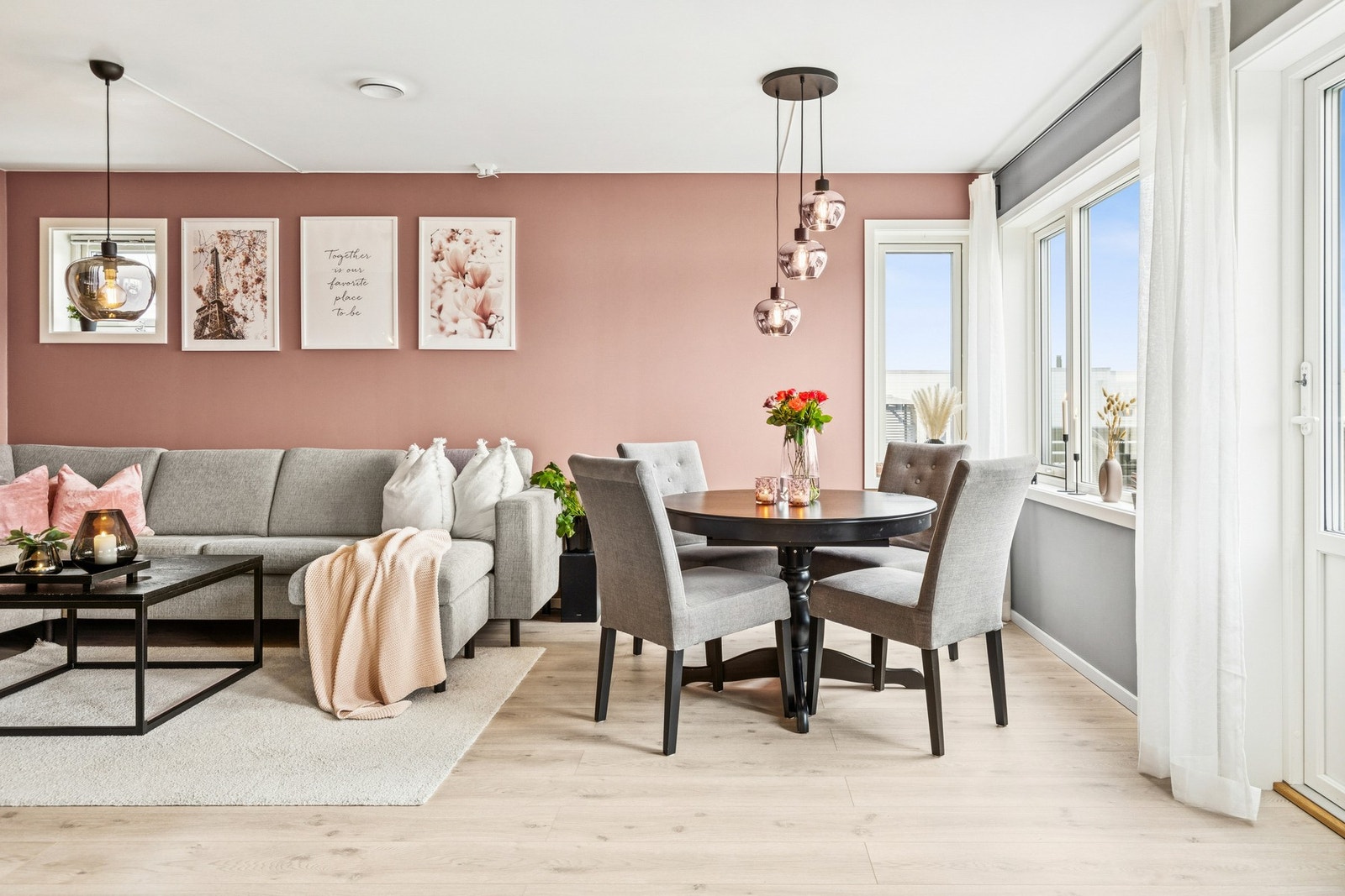 Romslig stue med plass til både spisestue og sofaløsning. Galleribilde