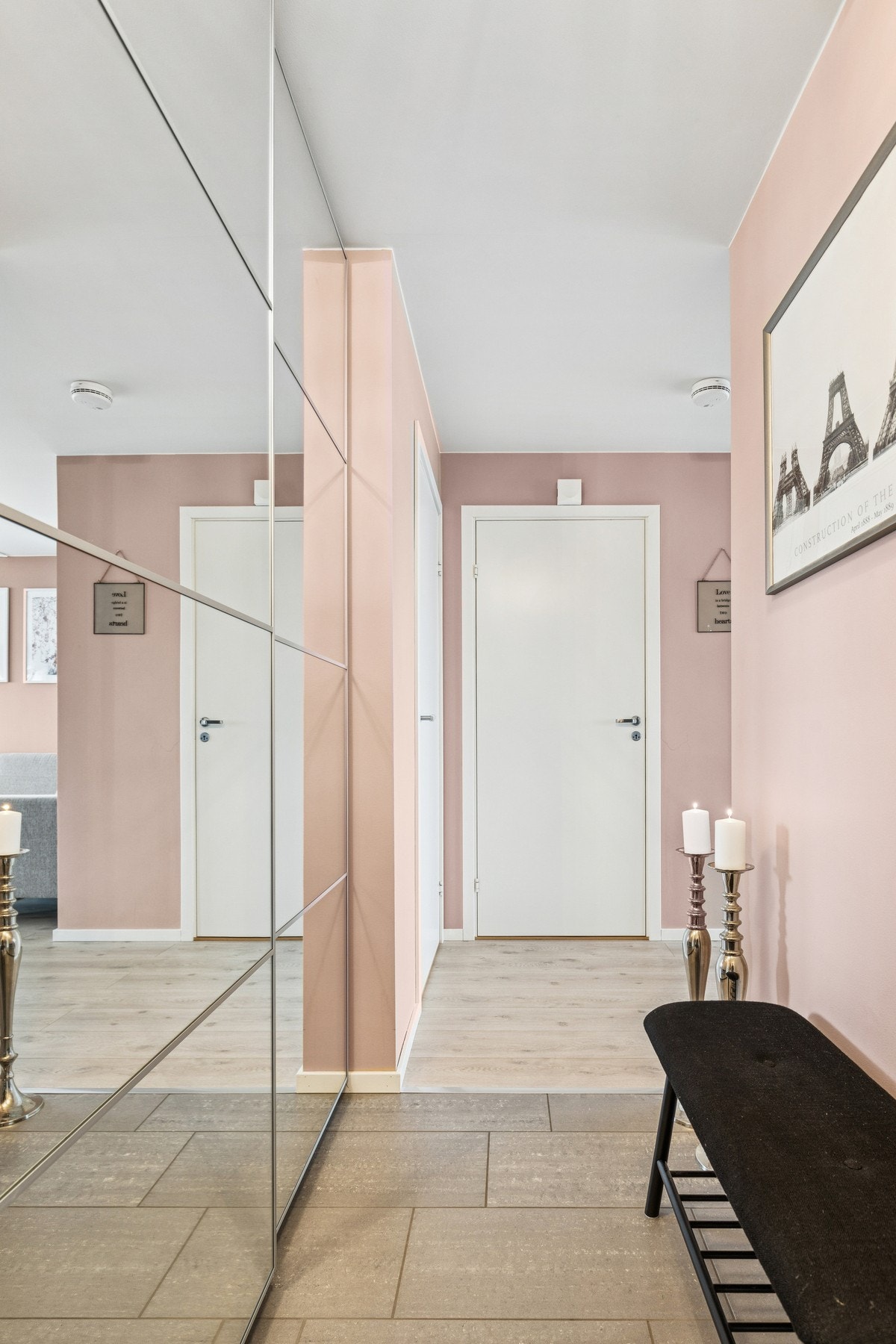 Leiligheten ønsker deg velkommen med en praktisk entré med gulvvarme. Galleribilde