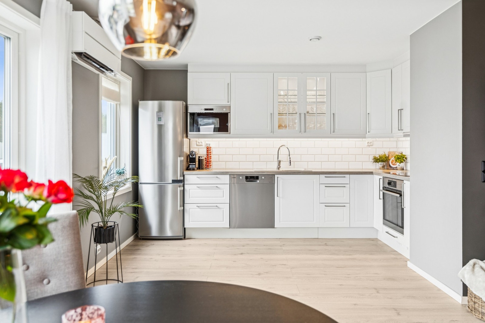 Kjøkken med åpen løsning mot stue skaper en luftig og åpen atmosfære. Galleribilde