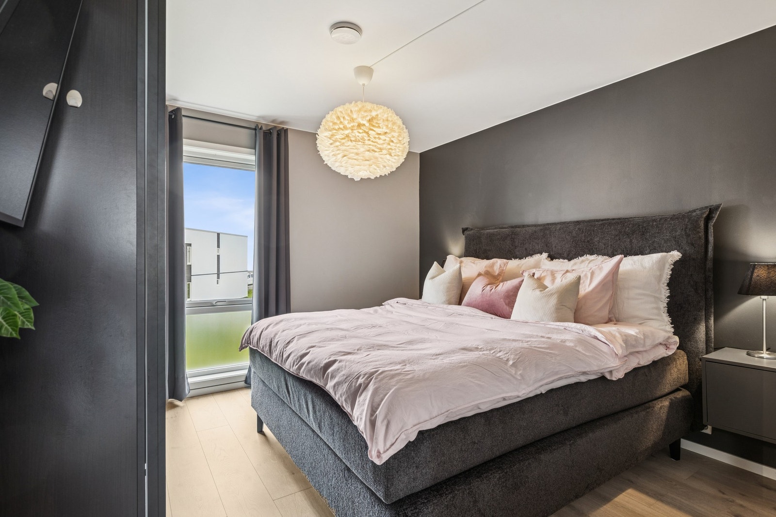 Leiligheten byr på to romslige soverom. Hovedsoverommet er malt i mørke delikate farger og har en romslig skyvedørsgarderobe. Galleribilde