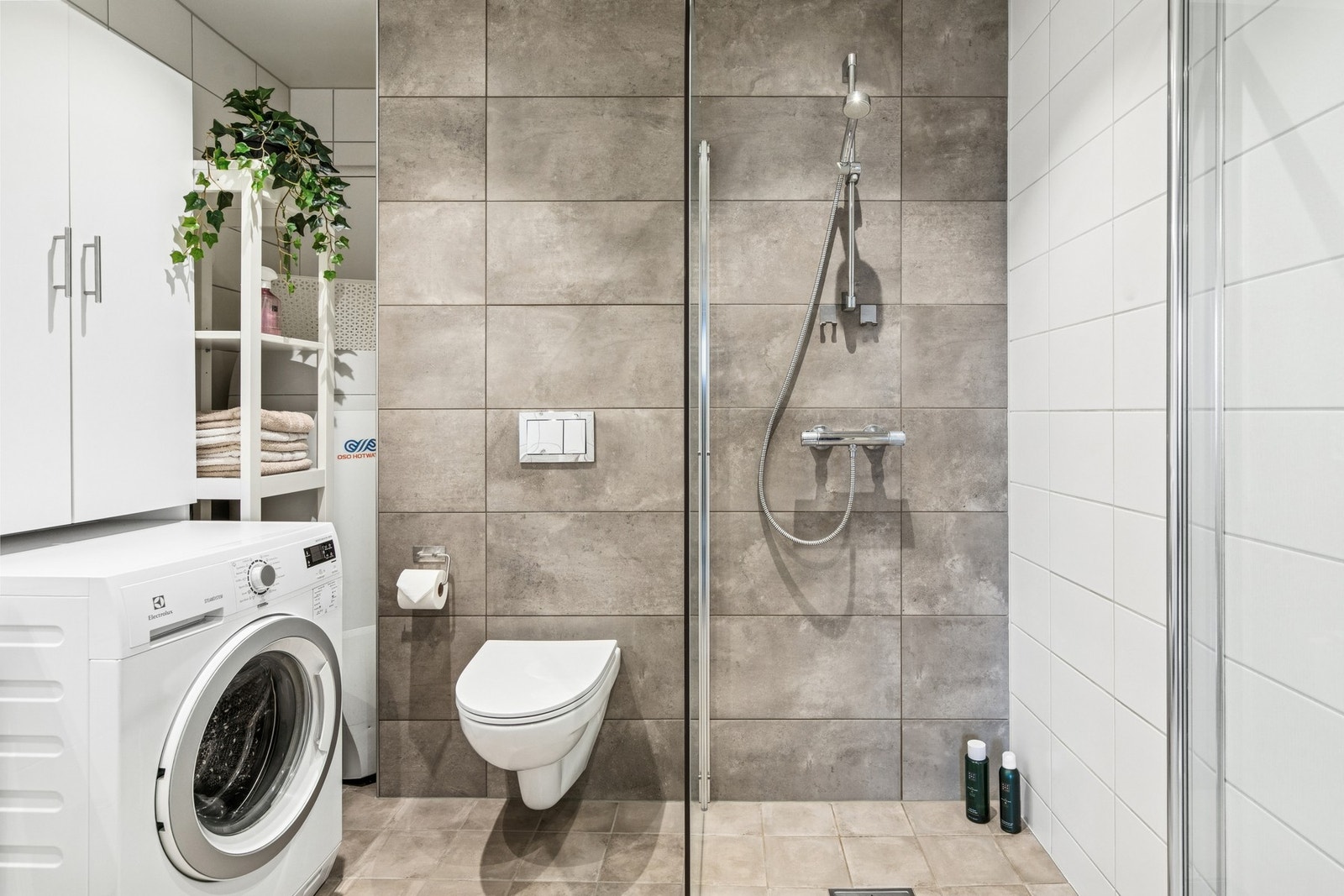 Badet byr også på dusjhjørne med fast glassfelt og innfellbar glassdør samt opplegg for oppvaskmaskin. Galleribilde