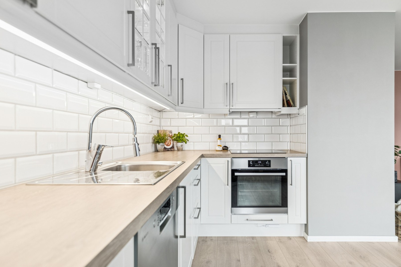 Her er det rikelig med plass i skuffer og skap samt gode arbeidsflater. Galleribilde