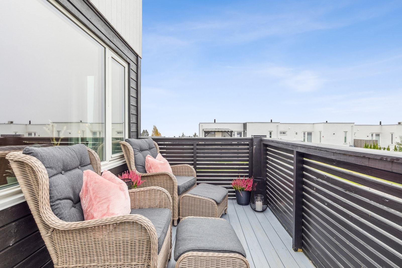 Leiligheten har adkomst til en sydvestvendt balkong på ca. 7 kvm med meget gode solforhold. Her kan du nyte solrike dager og pent vær. Galleribilde