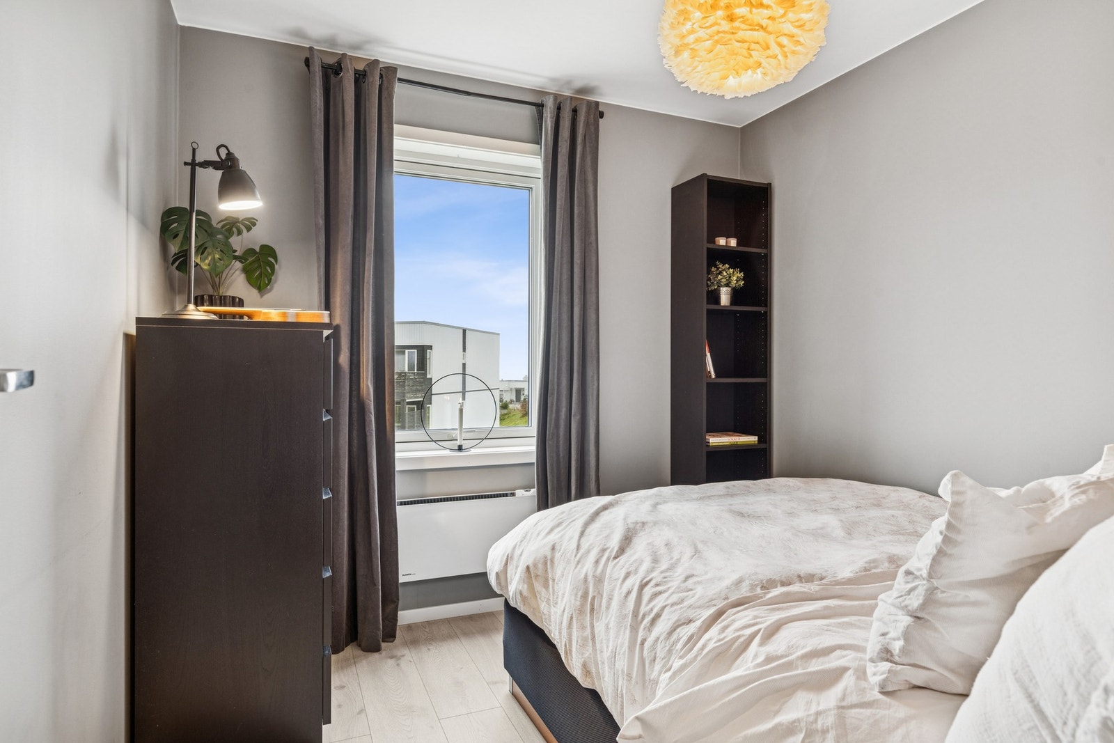 Gode vindusflater på begge soverom slipper inn rikelig med naturlig lys. Begge soverommene har plass til seng, nattbord og garderobeskap. Galleribilde