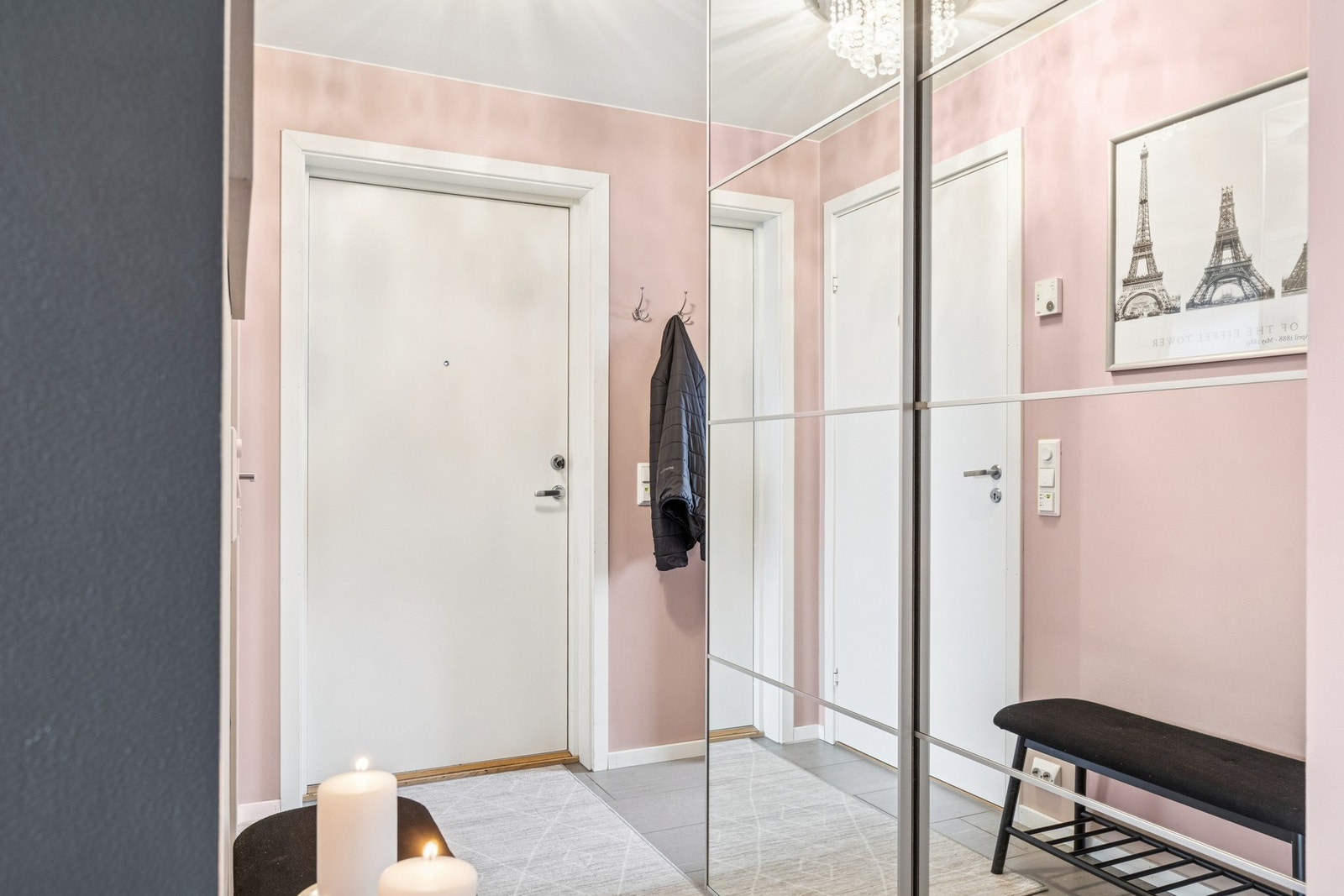 Her er det plass til stor skyvedørsgarderobe for oppbevaring av klær og sko. Galleribilde