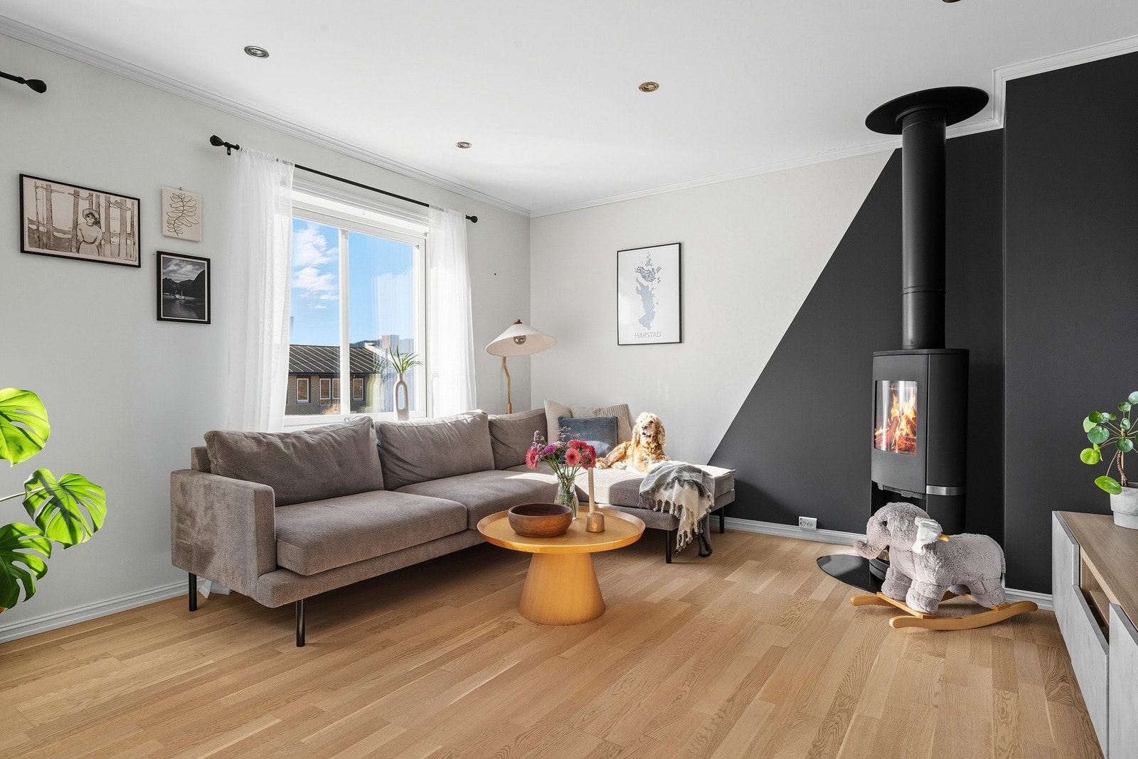 Innvendige overflater består av parkett på gulv, lysmalte mdf-plater på vegg og gips i himling. God plass til salong, lesekrok og spisestuemøblement. Galleribilde