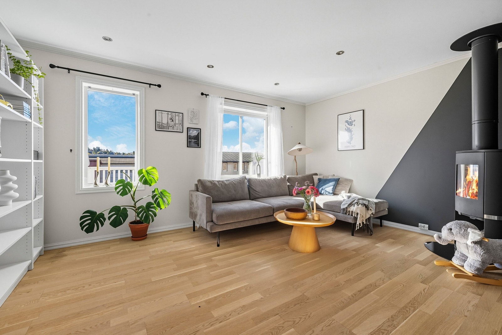 Store vindusflater med fin utsikt skaper en luftig atmosfære i rommet. Utgang til sørvendt terrasse. Galleribilde