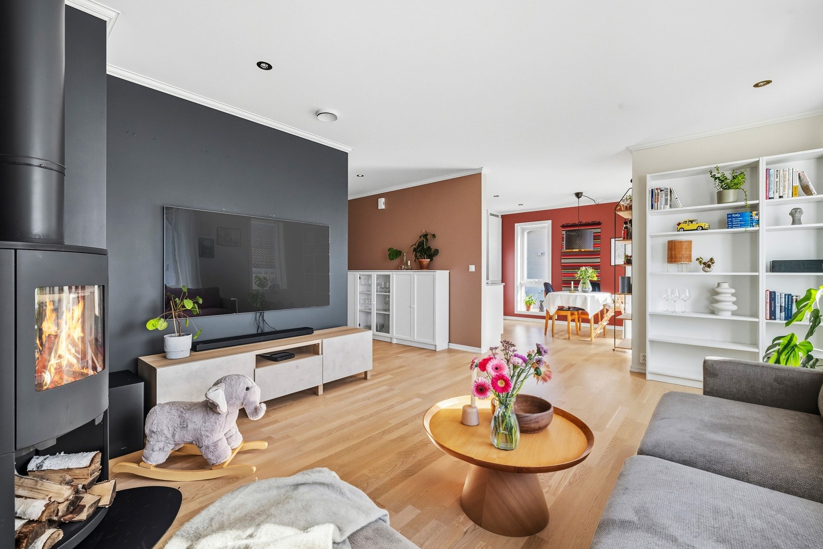 Moderne og pen leilighet fra 2015, med to soverom, bad, lys og delikat stue med åpen løsning til kjøkken. Galleribilde